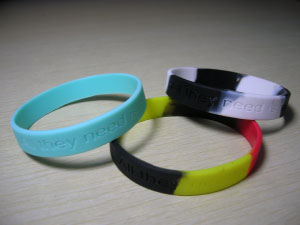 braccialetti silicone beneficenza